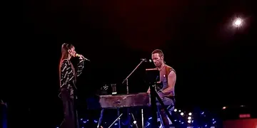 Tini cantó junto a Coldplay