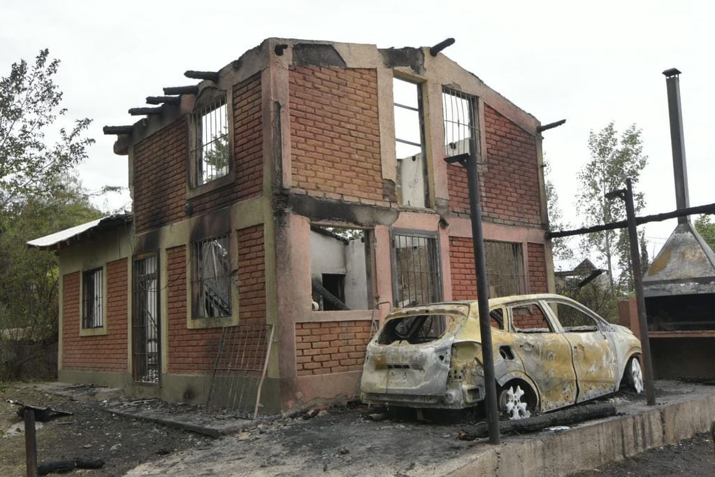Casas destruidas en Luján tras los incendios derivados del Zonda - Orlando Pelichotti / Los Andes