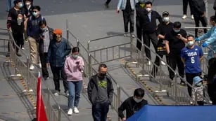 Clases suspendidas, testeos masivos y barrios confinados en Beijing. AP