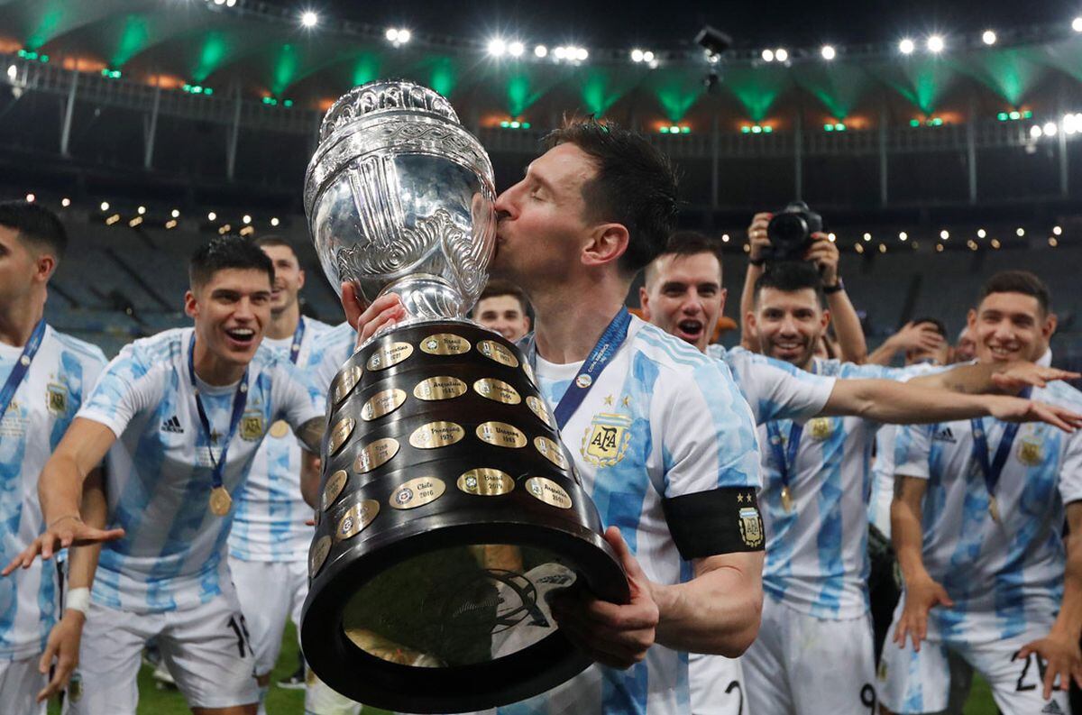 Lionel Messi besa la Copa América, título que llevó a Argentina a jugar la Finalissima ante Italia. (AP)