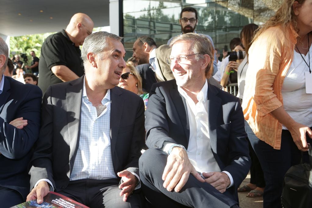 El ministro de Economía Enrique Vaquié, junto al secretario Juan José Bahillo.