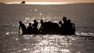 La crisis migratoria en Ceuta en una imagen: así reconfortan a un marroquí recién llegado a España