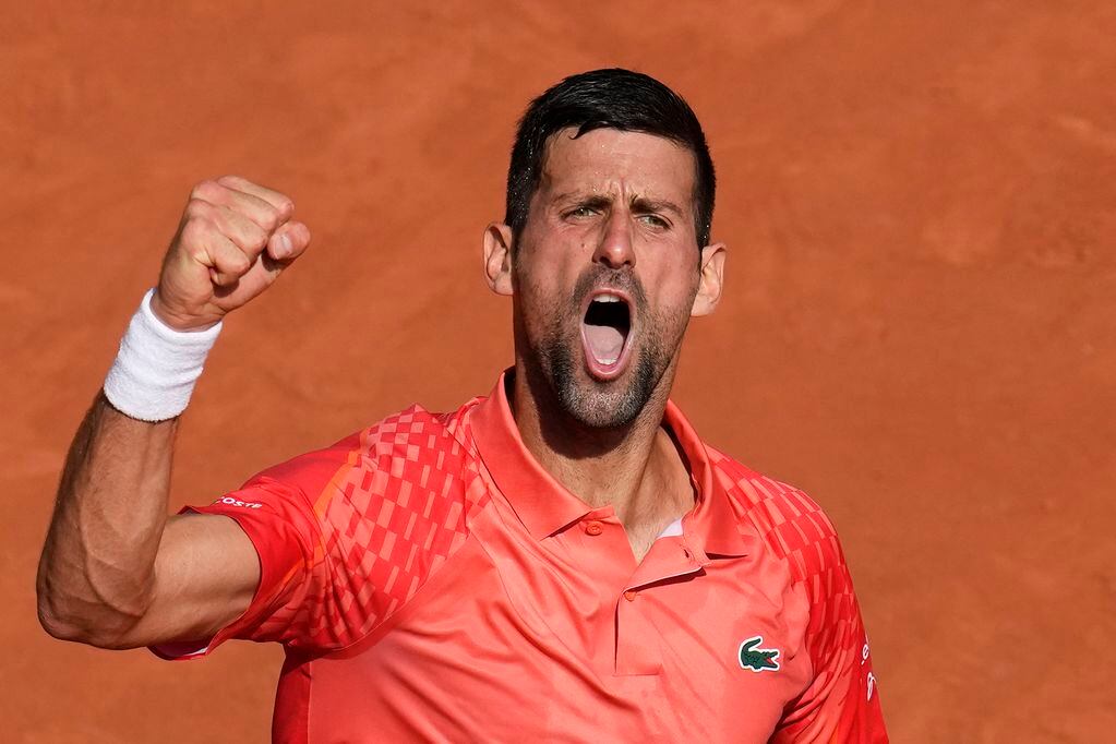 El serbio Novak Djokovic celebra con el puño cerrado después de ganar un punto en contra del español Carlos Alcaraz durante las semifinales del Abierto de Francia. (AP Foto/Christophe Ena)