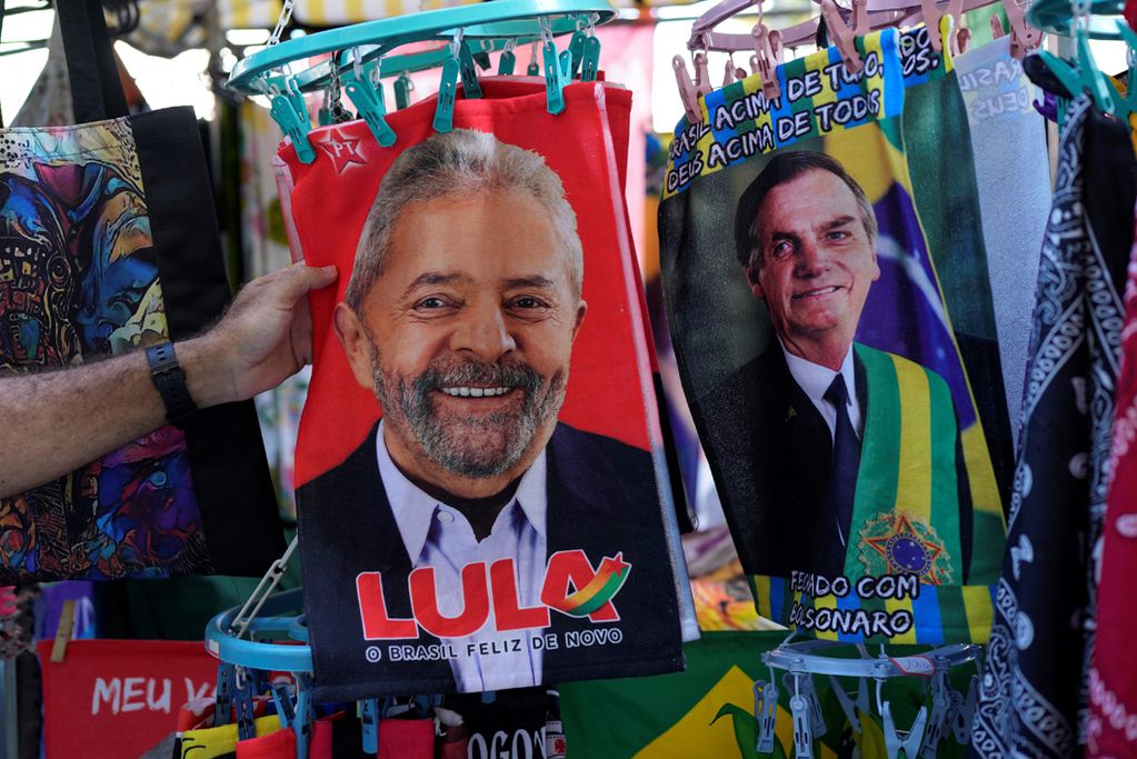 Elecciones en Brasil. Carteles de Lula y Bolsonaro (AP).