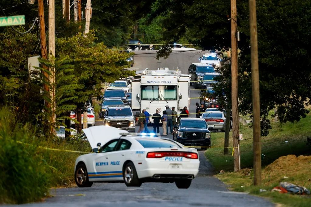 Agentes de la policía de Memphis registran una zona donde se ha encontrado un cadáver cerca del lugar donde fue secuestrada Eliza Fletcher. Foto: AP