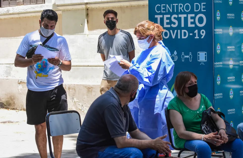 Desde ahora los contactos estrechos asintomáticos con esquema completo de vacunación no tendrán que aislarse. Foto: Mariana Villa / Los Andes