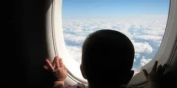 Tomar un vuelo con un niño pequeño puede ser una verdadera odisea para los padres y para el resto de los pasajeros. Aquí algunos tips. 