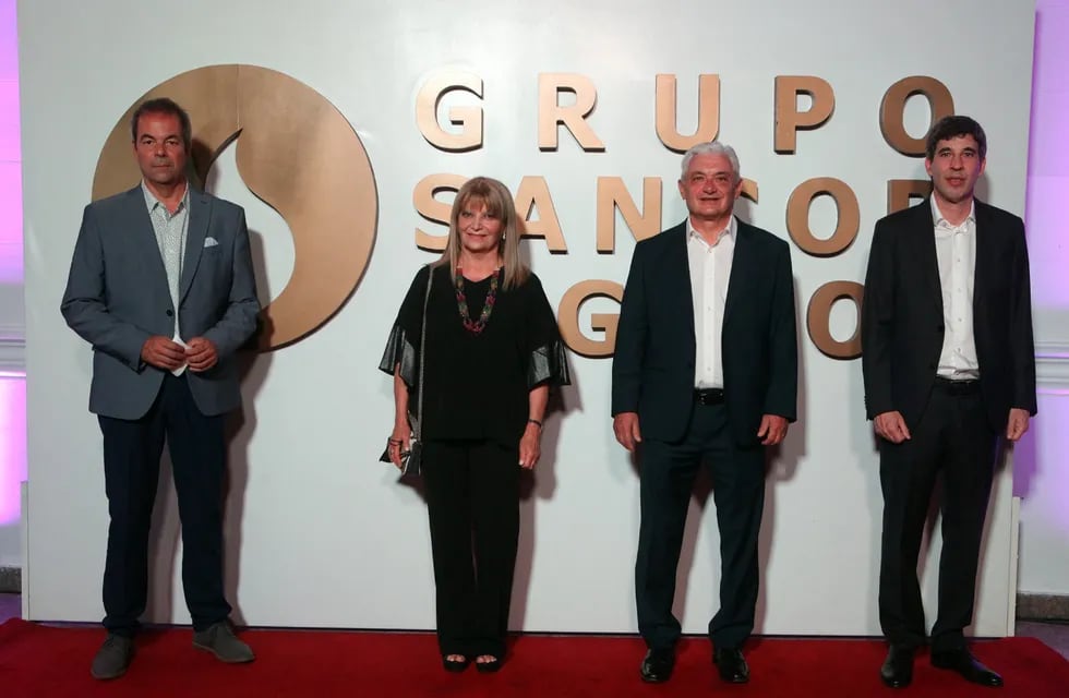 El Presidente de Prevención ART, Gustavo Badosa; el Presidente de SANCOR Seguros Alfredo Panella, junto a su esposa (centro) y el CEO del Grupo Sancor Seguros, Alejandro Simón.
