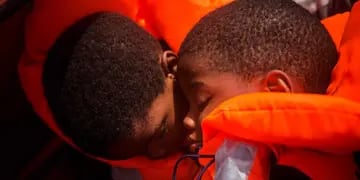 Por mar. Dos niños migrantes rescatados por organizaciones humanitarias en el Mediterráneo, al norte de Libia. (AP)