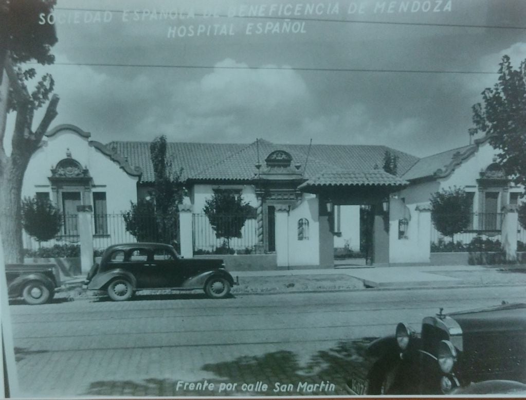 Frente del hospital. | Foto: Guía General de Mendoza, Archivo General de la Provincia