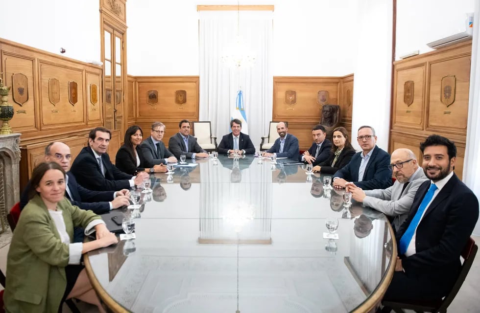 Diputados y senadores de la UCR junto al jefe de Gabinete, Nicolás Posse, en Casa Rosada (Foto: Prensa UCR)