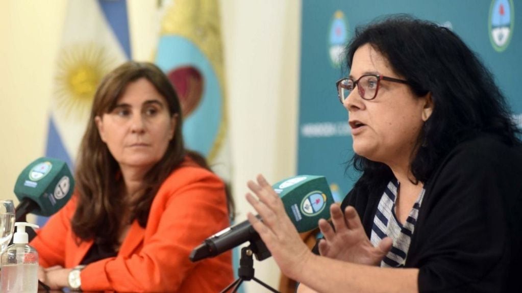 La jefa de Inmunizaciones del Ministerio de Salud, Iris Aguilar, junto a la ministra Ana María Nadal.