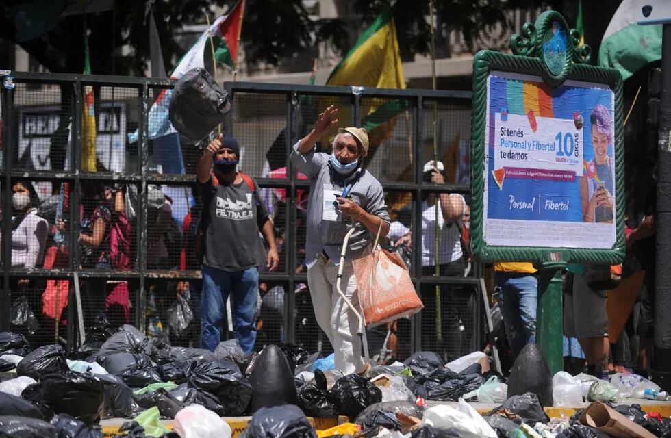 Tiran bolsas de basura frente al congreso