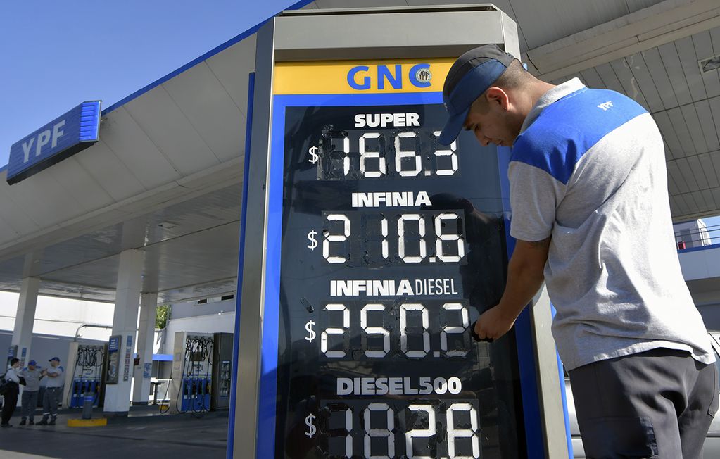 La petrolera estatal YPF aplicó desde este lunes un nuevo aumento en los precios de sus combustibles en todo el país. En el caso de Mendoza, la suba se ubicó entre el 4 y 7%.

Foto: Orlando Pelichotti