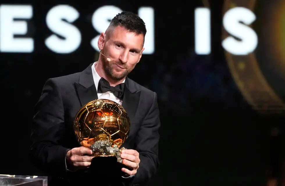 Messi recibió el Balón de Oro 2023 en el Theatre du Chatelet en París, el lunes 30 de octubre de 2023. (AP Foto/Michel Euler)