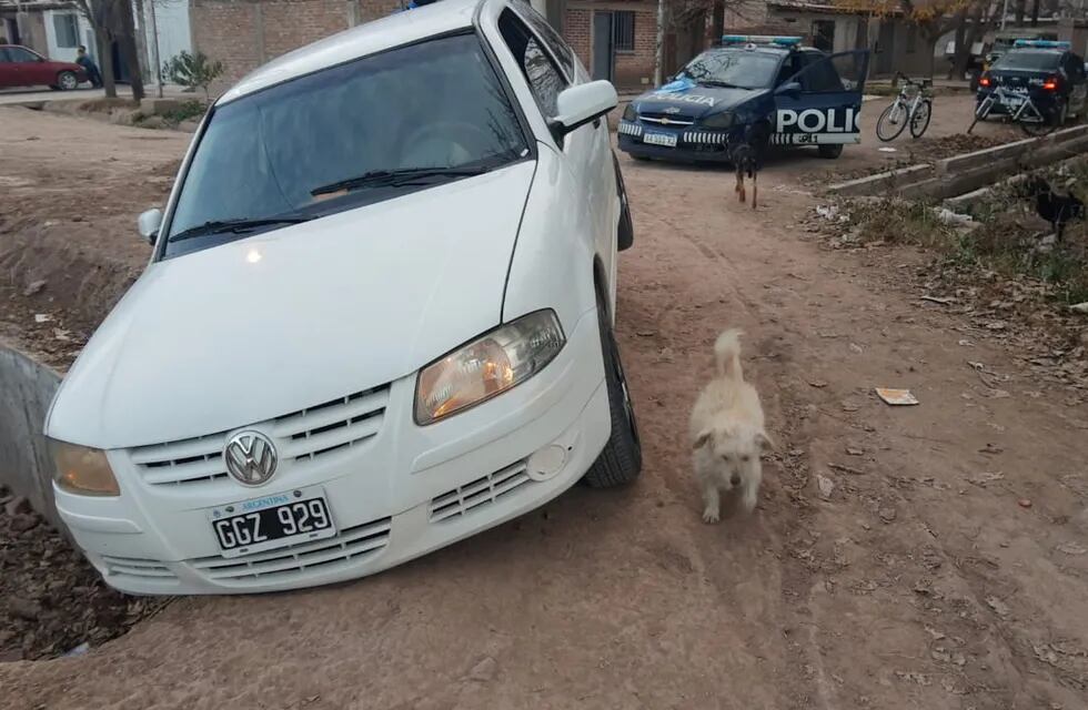 El conductor intentó darse a la fuga, pero perdió el dominio, derrapó y quedó atrapado en una acequia. Foto: Gentileza / Ministerio de Seguridad