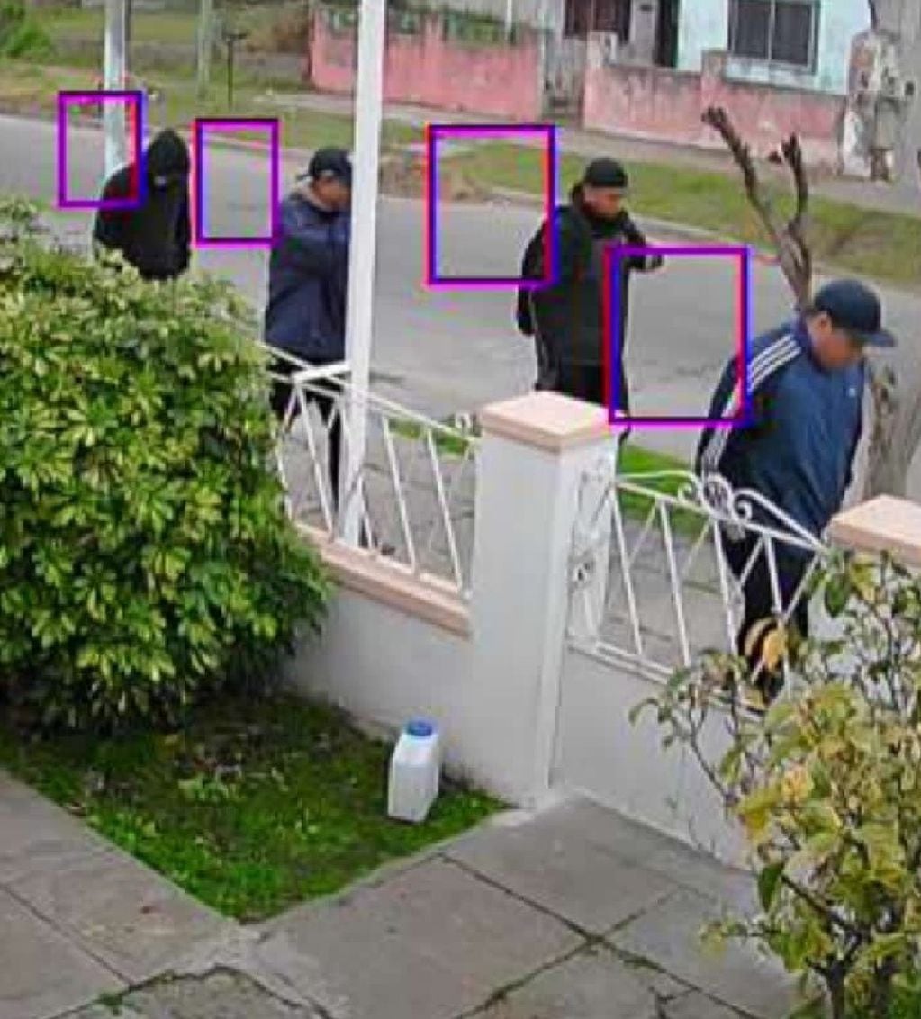 Las cámaras de seguridad registraron los a los delincuentes. Foto: Instagram.