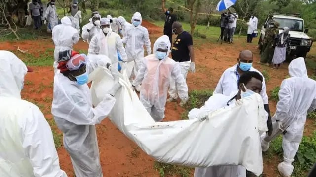 Exhuman 21 cuerpos durante una investigación sobre una secta en Kenia
