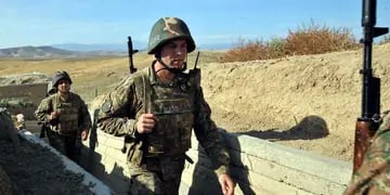  Soldados armenios patrullan la frontera con Azerbaiyán, que está al rojo vivo.