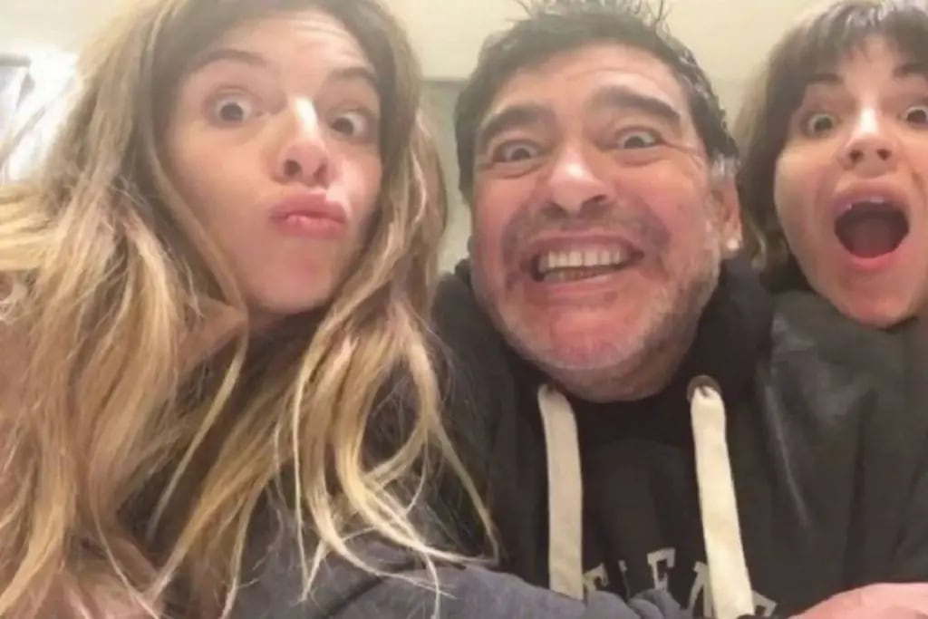 Dalma y Gianina Maradona con su papá, Diego