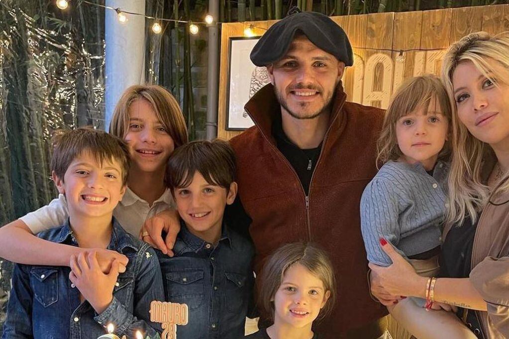 Mauro Icardi y Wanda Nara rodeados por sus hijos en el festejo de cumpleaños del futbolista (Instagram).