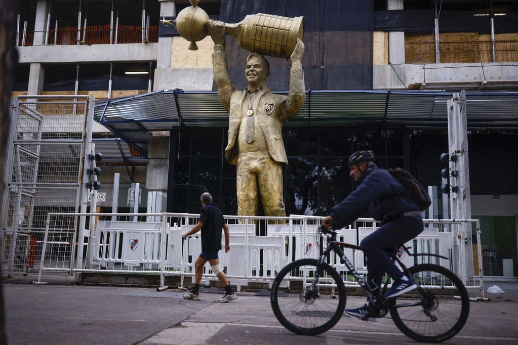 La estatua de Marcelo Gallardo, ex técnico de River Plate, afuera del estadio Monumental. 
