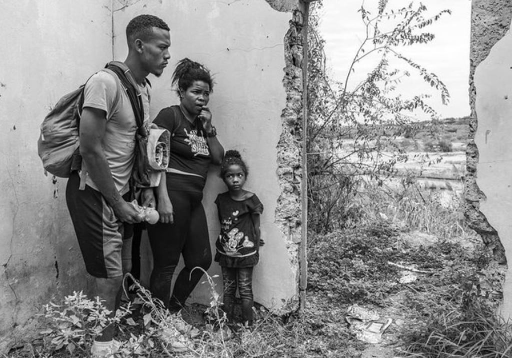 El fotógrafo venezolano Alejandro Cegarra se alzó con el premio del proyecto "a largo plazo" con sus imágenes monocromo de migrantes - Instagram