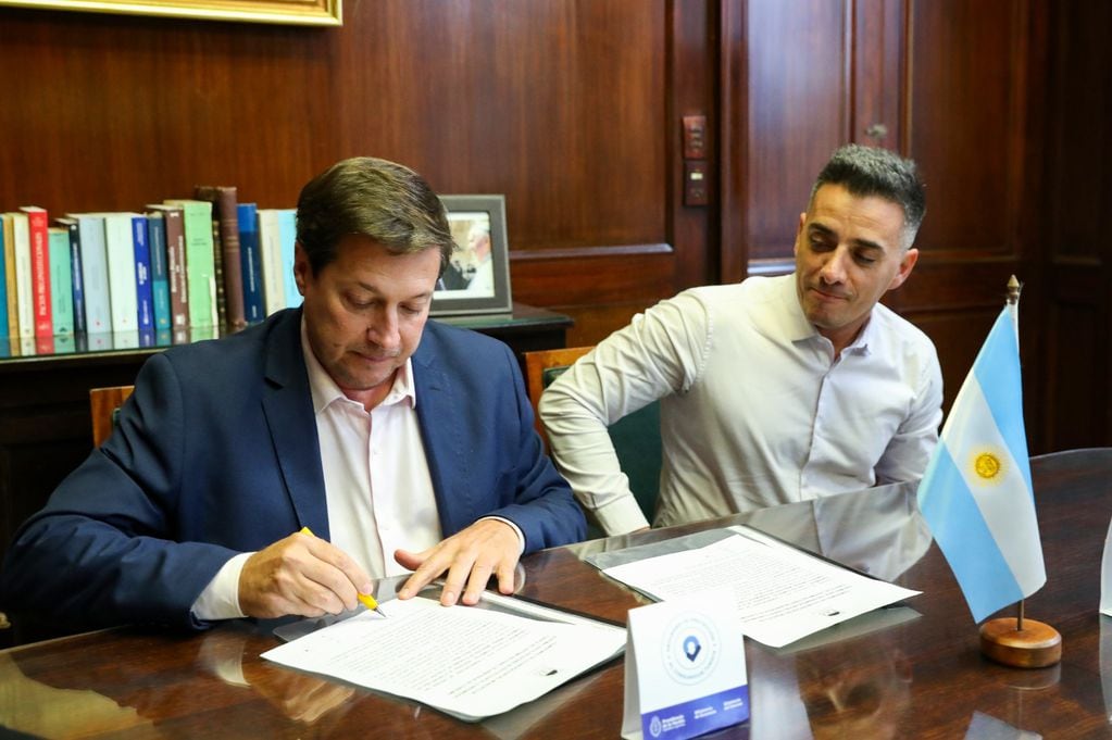 El intendente Marcos Calvente firmó un importante convenio de colaboración con la Subsecretaría de Defensa del Consumidor y Lealtad Comercial, dependiente de la Secretaría de Comercio y Minería del Ministerio de Economía de la Nación.