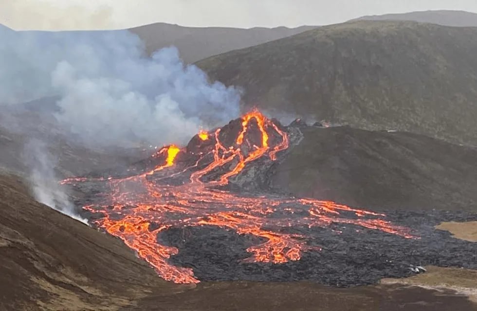 La interminable erupción volcánica de Islandia lleva seis meses. Gentileza / charatachaco.net