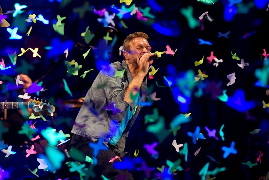 Chris Martin, de Coldplay, entre mariposas tecknicolores. (AP)