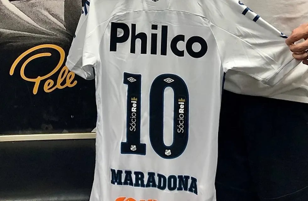 Santos, histórico equipo del máximo ídolo brasileño usará el N° 10 con el nombre de Maradona ante Sport por el Brasileirao. / Gentileza.