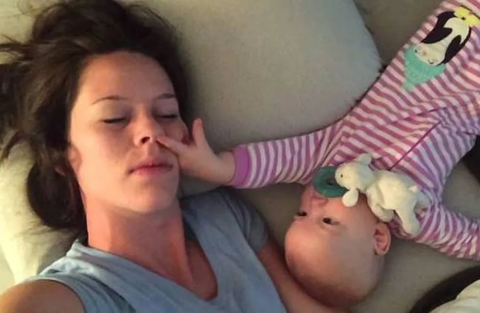 Una bebé que no deja dormir a su mamá cautiva a miles de usuarios en la web