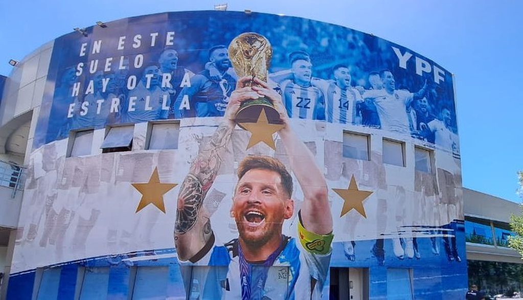 La AFA ya modificó su fachada y luce la tercera estrella a la espera de los campeones del mundo. (Foto: @Argentina)