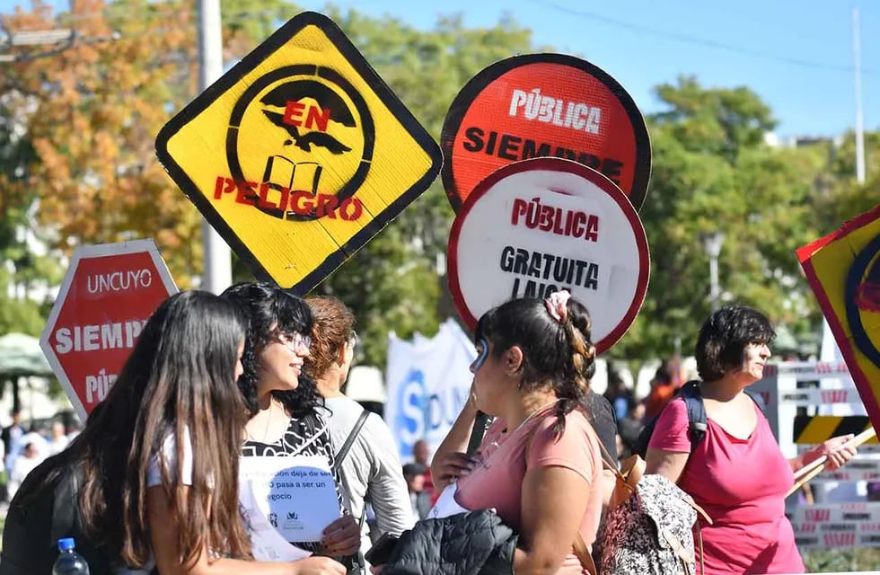 Más de 40 mil personas se movilizaron en Mendoza  en defensa a la educación pública y al no recorte de fondos para las universidades, una masiva movilización que empezó en la UNCuyo y finalizó en la plaza Independencia de Ciudad.
Foto:José Gutierrez / Los Andes 