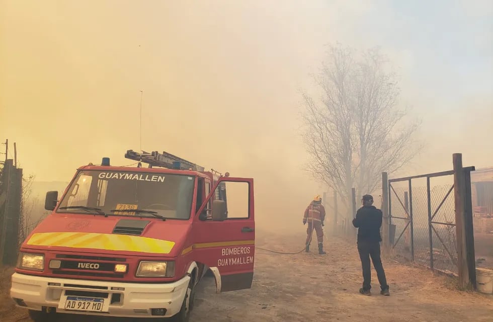 El predominante Viento Sur complicó el labor de los bomberos.  Foto: Claudio Gutiérrez / Los Andes