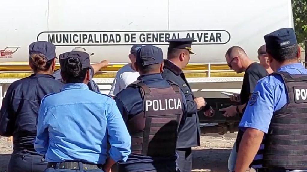 Cuatro personas resultaron intoxicadas al inhalar gas durante una inspección de cloacas. Foto: TVA General Alvear.