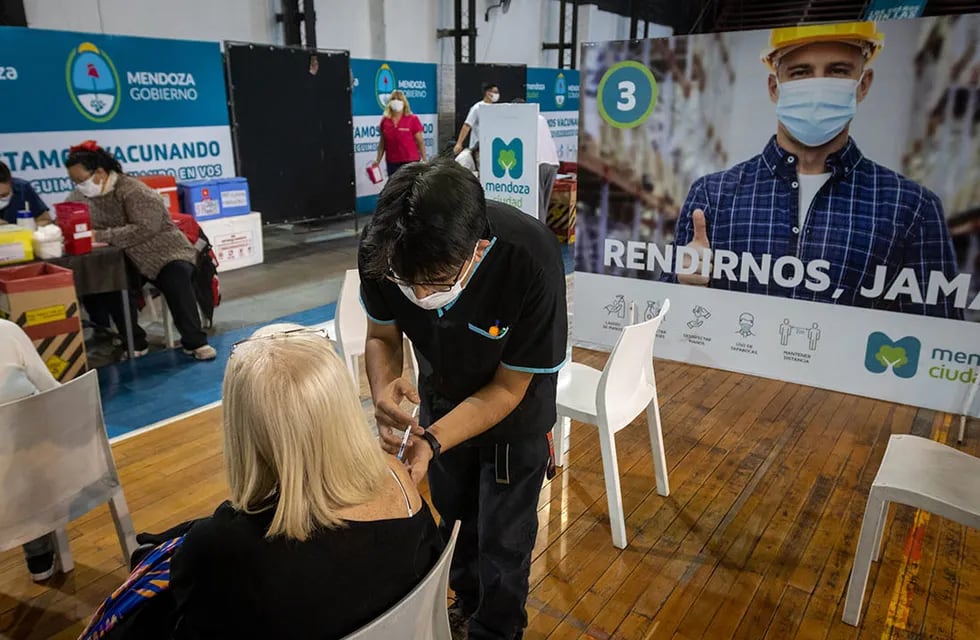 En Mendoza se vacunará contra la gripe y Covid de lunes a sábado
Foto: Ignacio Blanco / Los Andes