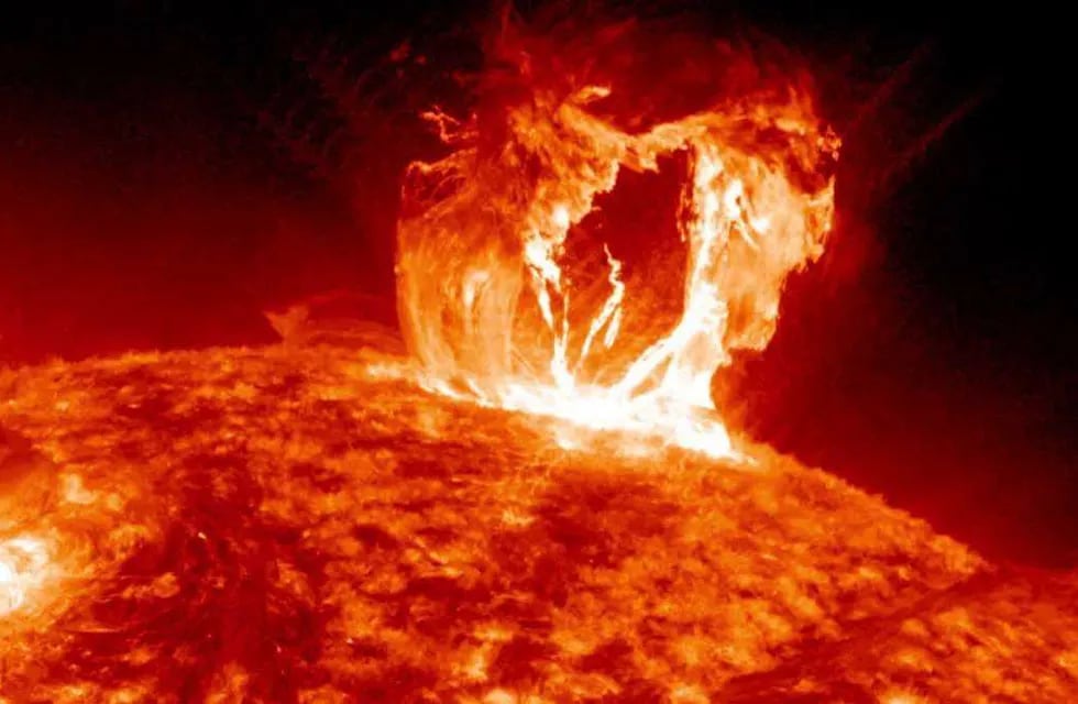 Una bola de plasma procedente de la explosión de una manca solar “muerta” producida el pasado lunes 11 de abril se dirige hacia la Tierra y su impacto se espera para el jueves 14 de abril a las 8 horas