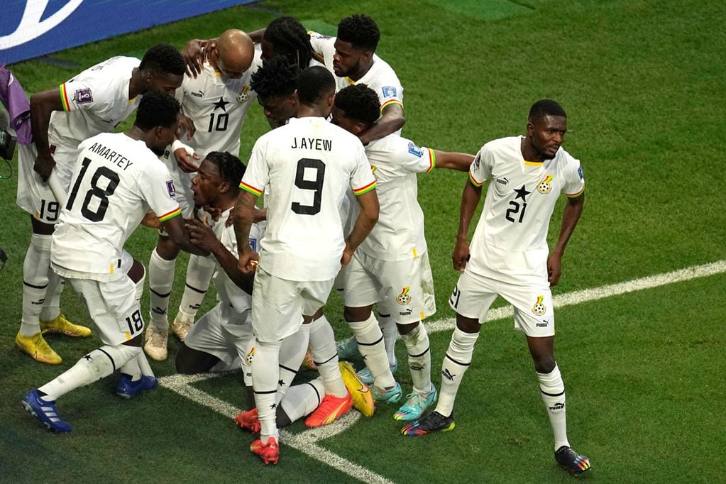 Máxima alegría en el festejo de Ghana, que se impone 2-0 sobre Corea del Sur. (AP)
