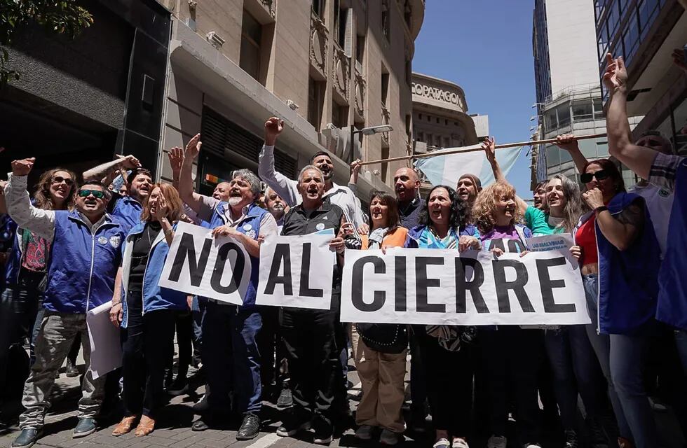 Trabajadores y sindicalistas marcharon frente a la institución para repudiar los dichos de Javier Milei. Foto X Sergio Palazzo