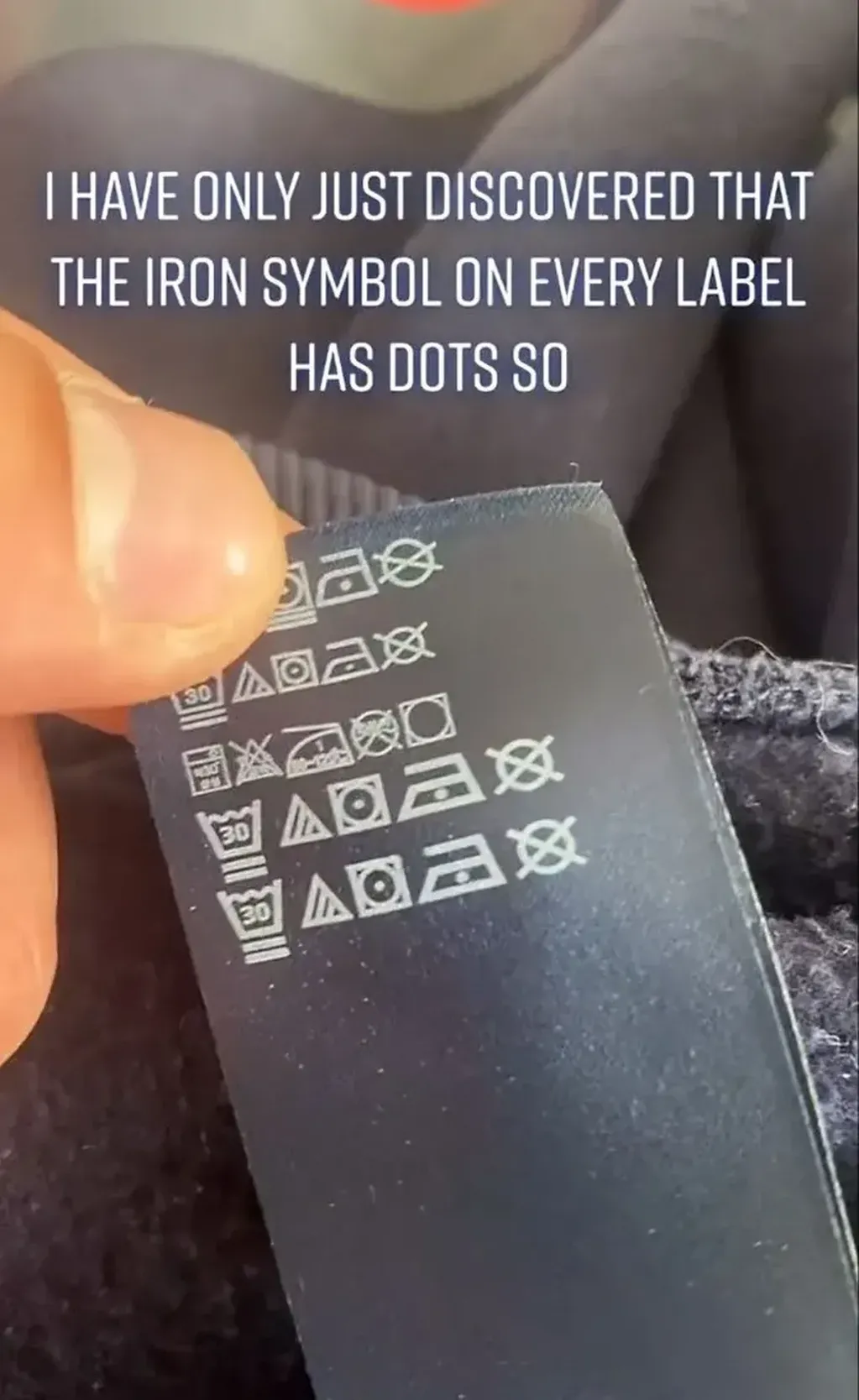Reveló qué significa realmente el logo de la plancha en las etiquetas de ropa. Foto: Web