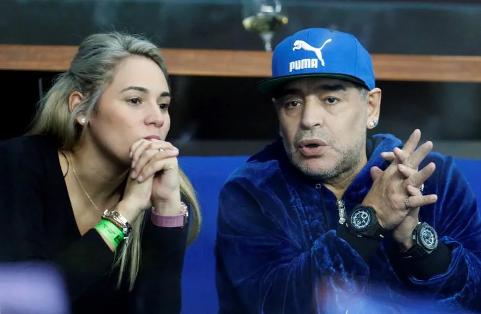 Rocío Oliva junto a Diego Armando Maradona en la final de la Copa Davis