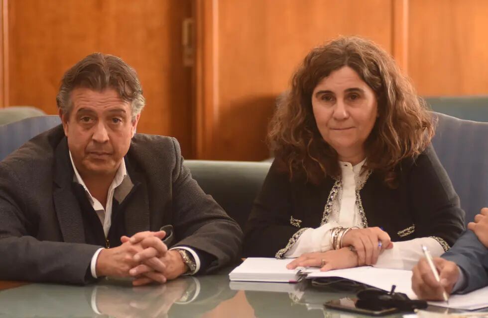 Los ministros Ibáñez y Nadal en la mesa del diálogo, con rostros de preocupación.