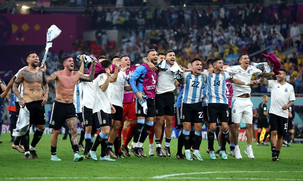 La selección argentina festeja tras vencer 2 a 1 a Australia y meterse en cuartos de final de Qatar 2022. (Prensa Fifa).