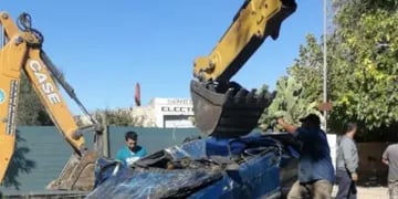 Video: un auto cayó a un canal en San Martín, lo arrastró el agua y lo destruyeron para rescatarlo
