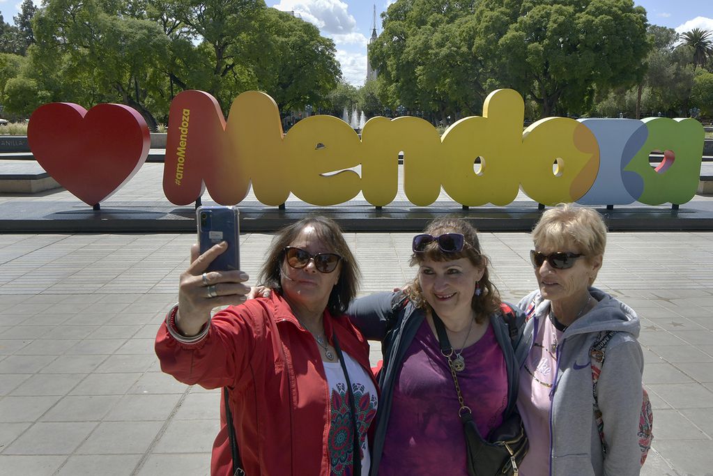 Turistas en la Plaza Independencia de Mendoza. Foto : Orlando Pelichotti / Los Andes
