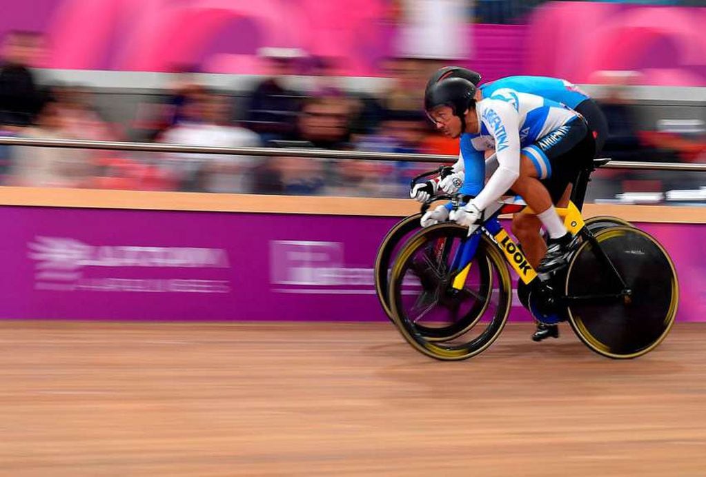 
Foto: AFP | El argentino Leandro Bottasso compite en el evento final de ciclismo Sprint masculino.
   