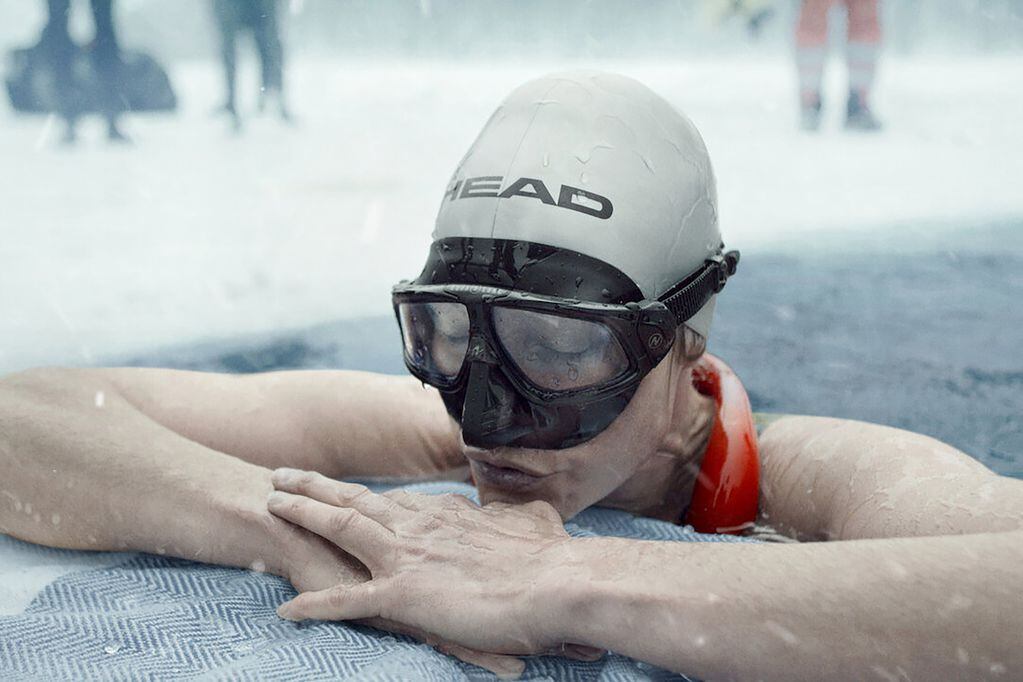 La deportista noruega, campeona en apnea bajo agua helada.