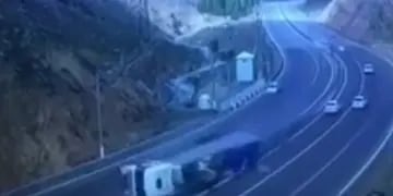Impactante explosión de un camión que transportaba pinturas