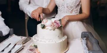 Historia viral: repitió una porción de torta en un casamiento y los novios se la quisieron cobrar